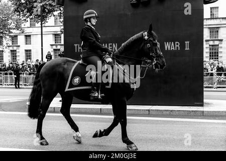 Eine berittene Polizientin kommt am Women of World war Two Monument in Whitehall, London, Großbritannien vorbei. Stockfoto