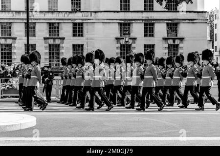 Die Grenadier Guards nehmen an der Beerdigungsprozession von Königin Elizabeth 2. in Whitehall, London, Großbritannien, Teil. Stockfoto