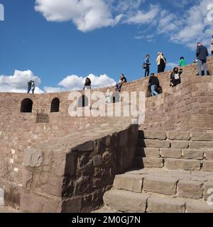 Besucher im Schloss Ankara. Schloss ist das Symbol von Ankara, Türkiye. Stockfoto