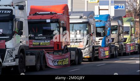 Uiwang, Südkorea. 6.. Dezember 2022. Mitglieder des koreanischen Gewerkschaftsbundes (KCTU), Demonstration in Uiwang, südlich von Seoul, Südkorea am 6. Dezember 2022. Eine große Gewerkschaft schloss sich einem Protest von südkoreanischen Truckern an und verbreitete einen Arbeitsstopp, der die globalen Lieferketten unterbricht und lokale Exporteure trifft. (Foto: Lee Young-ho/Sipa USA) Guthaben: SIPA USA/Alamy Live News Stockfoto