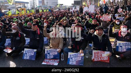 Uiwang, Südkorea. 6.. Dezember 2022. Mitglieder des koreanischen Gewerkschaftsbundes (KCTU), Demonstration in Uiwang, südlich von Seoul, Südkorea am 6. Dezember 2022. Eine große Gewerkschaft schloss sich einem Protest von südkoreanischen Truckern an und verbreitete einen Arbeitsstopp, der die globalen Lieferketten unterbricht und lokale Exporteure trifft. (Foto: Lee Young-ho/Sipa USA) Guthaben: SIPA USA/Alamy Live News Stockfoto