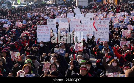 Uiwang, Südkorea. 6.. Dezember 2022. Mitglieder des koreanischen Gewerkschaftsbundes (KCTU), Demonstration in Uiwang, südlich von Seoul, Südkorea am 6. Dezember 2022. Eine große Gewerkschaft schloss sich einem Protest von südkoreanischen Truckern an und verbreitete einen Arbeitsstopp, der die globalen Lieferketten unterbricht und lokale Exporteure trifft. (Foto: Lee Young-ho/Sipa USA) Guthaben: SIPA USA/Alamy Live News Stockfoto