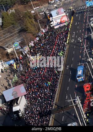 Uiwang, Südkorea. 6.. Dezember 2022. Mitglieder des koreanischen Gewerkschaftsbundes (KCTU), Demonstration in Uiwang, südlich von Seoul, Südkorea am 6. Dezember 2022. Eine große Gewerkschaft schloss sich einem Protest von südkoreanischen Truckern an und verbreitete einen Arbeitsstopp, der die globalen Lieferketten unterbricht und lokale Exporteure trifft. (Foto: Lee Young-ho/Sipa USA) Guthaben: SIPA USA/Alamy Live News Stockfoto