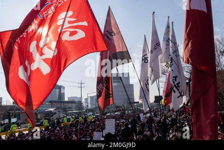 Uiwang, Südkorea. 6.. Dezember 2022. Mitglieder des koreanischen Gewerkschaftsbundes (KCTU), Demonstration in Uiwang, südlich von Seoul, Südkorea am 6. Dezember 2022. Eine große Gewerkschaft schloss sich einem Protest von südkoreanischen Truckern an und verbreitete einen Arbeitsstopp, der die globalen Lieferketten unterbricht und lokale Exporteure trifft. (Foto: Lee Young-ho/Sipa USA) Guthaben: SIPA USA/Alamy Live News Stockfoto