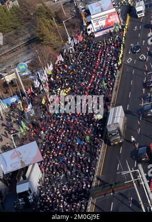 Uiwang, Südkorea. 6.. Dezember 2022. Mitglieder des koreanischen Gewerkschaftsbundes (KCTU), Demonstration in Uiwang, südlich von Seoul, Südkorea am 6. Dezember 2022. Eine große Gewerkschaft schloss sich einem Protest von südkoreanischen Truckern an und verbreitete einen Arbeitsstopp, der die globalen Lieferketten unterbricht und lokale Exporteure trifft. (Foto: Lee Young-ho/Sipa USA) Guthaben: SIPA USA/Alamy Live News Stockfoto