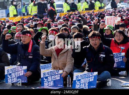 Uiwang, Südkorea. 6.. Dezember 2022. Mitglieder des koreanischen Gewerkschaftsbundes (KCTU), Demonstration in Uiwang, südlich von Seoul, Südkorea am 6. Dezember 2022. Eine große Gewerkschaft schloss sich einem Protest von südkoreanischen Truckern an und verbreitete einen Arbeitsstopp, der die globalen Lieferketten unterbricht und lokale Exporteure trifft. (Foto: Lee Young-ho/Sipa USA) Guthaben: SIPA USA/Alamy Live News Stockfoto