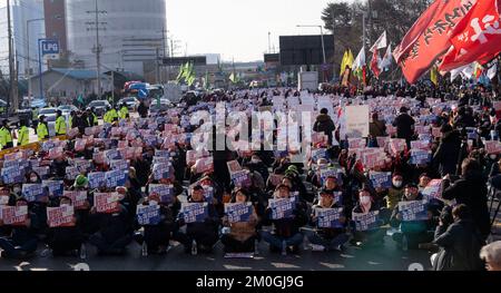 Uiwang, Südkorea. 6.. Dezember 2022. Mitglieder des koreanischen Gewerkschaftsbundes (KCTU), Demonstration in Uiwang, südlich von Seoul, Südkorea am 6. Dezember 2022. Eine große Gewerkschaft schloss sich einem Protest von südkoreanischen Truckern an und verbreitete einen Arbeitsstopp, der die globalen Lieferketten unterbricht und lokale Exporteure trifft. (Foto: Lee Young-ho/Sipa USA) Guthaben: SIPA USA/Alamy Live News Stockfoto