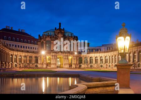 Schloss Zwinger in Dresden während der Dämmerung Stockfoto