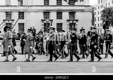 Mitglieder der britischen Königsfamilie laufen hinter dem Sarg von Königin Elizabeth II., während die Beerdigungsprozession Whitehall, London, Großbritannien, hinauffährt. Stockfoto