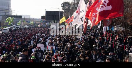 Uiwang, Südkorea. 6.. Dezember 2022. Mitglieder des koreanischen Gewerkschaftsbundes (KCTU), Demonstration in Uiwang, südlich von Seoul, Südkorea am 6. Dezember 2022. Eine große Gewerkschaft schloss sich einem Protest von südkoreanischen Truckern an und verbreitete einen Arbeitsstopp, der die globalen Lieferketten unterbricht und lokale Exporteure trifft. (Foto: Lee Young-ho/Sipa USA) Guthaben: SIPA USA/Alamy Live News Stockfoto