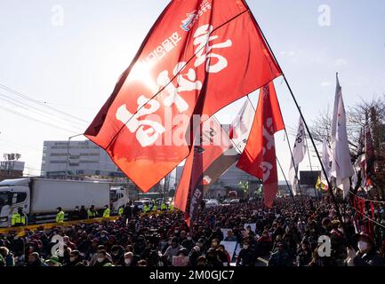 Uiwang, Südkorea. 6.. Dezember 2022. Mitglieder des koreanischen Gewerkschaftsbundes (KCTU), Demonstration in Uiwang, südlich von Seoul, Südkorea am 6. Dezember 2022. Eine große Gewerkschaft schloss sich einem Protest von südkoreanischen Truckern an und verbreitete einen Arbeitsstopp, der die globalen Lieferketten unterbricht und lokale Exporteure trifft. (Foto: Lee Young-ho/Sipa USA) Guthaben: SIPA USA/Alamy Live News Stockfoto