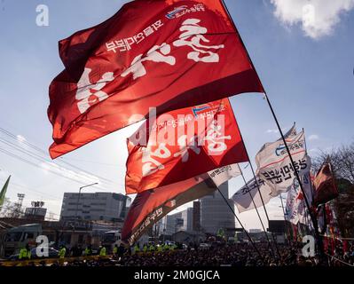 Uiwang, Südkorea. 6.. Dezember 2022. Mitglieder des koreanischen Gewerkschaftsbundes (KCTU), Demonstration in Uiwang, südlich von Seoul, Südkorea am 6. Dezember 2022. Eine große Gewerkschaft schloss sich einem Protest von südkoreanischen Truckern an und verbreitete einen Arbeitsstopp, der die globalen Lieferketten unterbricht und lokale Exporteure trifft. (Foto: Lee Young-ho/Sipa USA) Guthaben: SIPA USA/Alamy Live News Stockfoto