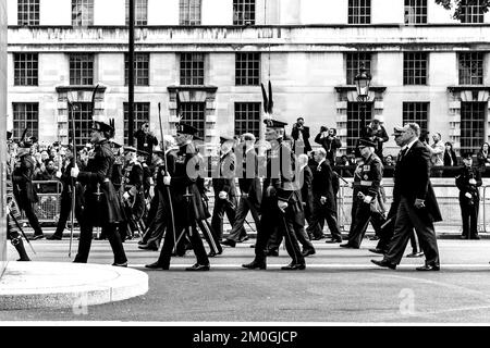 Mitglieder der britischen Königsfamilie laufen hinter dem Sarg von Königin Elizabeth II., während die Beerdigungsprozession Whitehall, London, Großbritannien, hinauffährt. Stockfoto