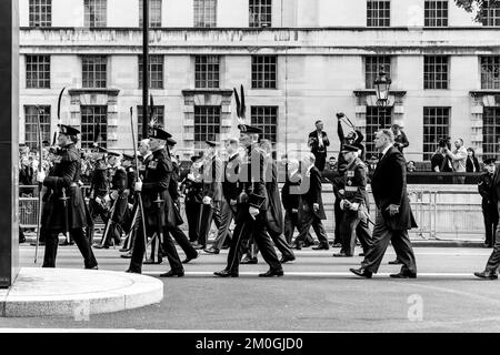 Mitglieder der britischen Königsfamilie laufen hinter dem Sarg von Königin Elizabeth II., während die Beerdigungsprozession Whitehall, London, Großbritannien, hinauffährt. Stockfoto