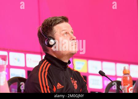 Cheftrainer Alexander Straus (FC Bayern München) während der UEFA Womens Champions League MD-1 Pressekonferenz in der Allianz Arena, München (Sven Beyrich/SPP) Kredit: SPP Sport Press Photo. Alamy Live News Stockfoto