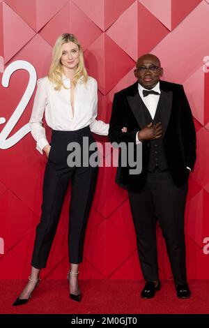 London, Vereinigtes Königreich 5. Dezember, 2022 . Elizabeth Debicki und Edward Enninful wurden bei den Fashion Awards 2022 in der Royal Albert Hall fotografiert. Kredit: Alan Stockfoto