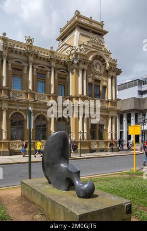 Skulptur des Costa-ricanischen Künstlers Jimenez Dereida, vor dem Telegraph-Gebäude in San José, Costa Rica Stockfoto