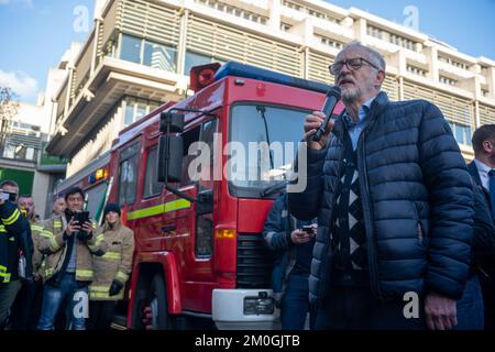 London/UK, 06. Dezember 2022. Die FBU (Feuerwehrunion) öffnete ihre Streikwahlen für ihre 32.000 Mitglieder der Feuerwehr und des Kontrollpersonals. Mit einer Solidaritätsbekundung marschierten dann Hunderte von Feuerwehrleuten von ihrem Treffen in die Parlamentsgebäude und verlangten eine gerechte Lohnerhöhung. Aubrey Fagon/Live Alamy News Stockfoto