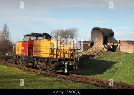 Die von Scunthorpe Stahlwerken betriebene dieselelektrische Lokomotive MAK Di8 8,704 läuft am 6./12./22 in das Stahlwerk. Stockfoto