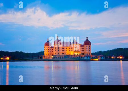 Schloss Moritzburg bei Dresden während der Dämmerung, Deutschland Stockfoto