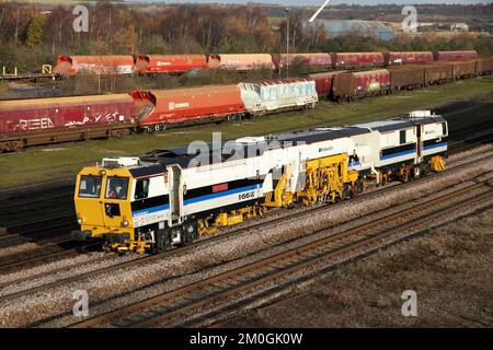 Volker Rail Matisa B66 Tamper DR75503 durch Scunthorpe mit dem 6Q69 1000 Newark Northgate - Doncaster Infrastrukturservice am 6/12/22. Stockfoto