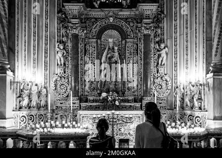 Menschen Beleuchtung Kerzen In Monreale Kathedrale, Palermo, Sizilien, Italien. Stockfoto