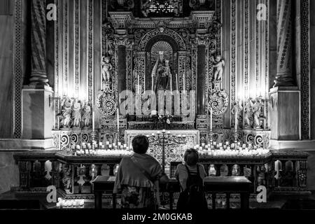 Frauen Beten In Der Kathedrale Von Monreale, Palermo, Sizilien, Italien. Stockfoto