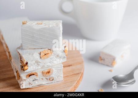 Köstlicher italienischer festlicher Torrone oder Nougat mit Nüssen auf hellem Hintergrund Stockfoto