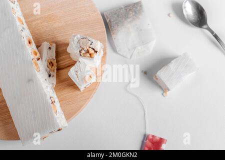 Köstlicher italienischer festlicher Torrone oder Nougat mit Nüssen auf hellem Hintergrund. Stockfoto