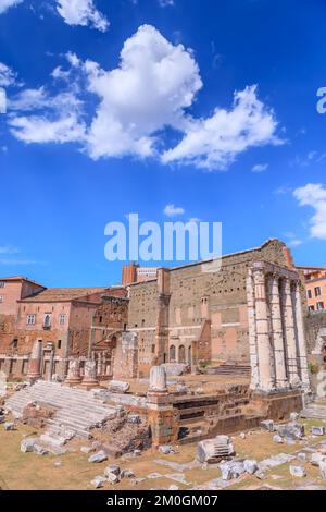 Forum Augustus in Rom, Italien: Blick auf die Ruinen des Tempels des Mars Ultor (Mars der Avenger) und die Mauer in Richtung Suburra. Stockfoto