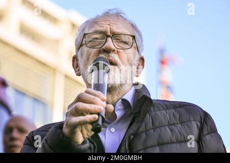 London, Großbritannien. 06.. Dezember 2022. Jeremy Corbyn spricht bei der Kundgebung. Feuerwehrleute, Kontrolleure und Mitglieder der Feuerwehrunion (FBU) treffen sich heute in Westminster und Lobbypolitiker, um den Wahlgang für Streiks zu starten. FBU-Mitglieder haben das aktuelle Gehaltsangebot abgelehnt und stimmen darüber ab, ob Streiks Schieß los. ergeben. Kredit: Imageplotter/Alamy Live News Stockfoto