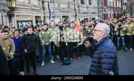 London, Großbritannien. 06.. Dezember 2022. Jeremy Corbyn spricht vor der Methodist Hall an. Feuerwehrleute, Kontrolleure und Mitglieder der Feuerwehrunion (FBU) treffen sich heute in Westminster und Lobbypolitiker, um den Wahlgang für Streiks zu starten. FBU-Mitglieder haben das aktuelle Gehaltsangebot abgelehnt und stimmen darüber ab, ob Streiks Schieß los. ergeben. Kredit: Imageplotter/Alamy Live News Stockfoto