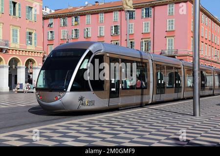 NIZZA, FRANKREICH - 18. MAI 2015: Dies ist eine moderne Straßenbahnlinie im Stadtzentrum am Place Massena. Stockfoto