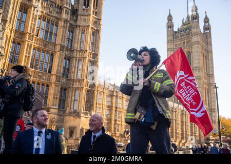 London/UK, 06. Dezember 2022. Die Feuerwehrunion öffnete ihre Streikwahlen für ihre 32.000 Mitglieder der Feuerwehr und des Kontrollpersonals. Mit einer Solidaritätsbekundung marschierten dann Hunderte von Feuerwehrleuten von ihrem Treffen in die Parlamentsgebäude und verlangten eine gerechte Lohnerhöhung. Aubrey Fagon/Live Alamy News Stockfoto