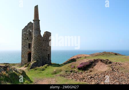 Zinnminen in Botallack, nahe Lands End, UNESCO-Weltkulturerbe, Cornwall, Großbritannien - John Gollop Stockfoto