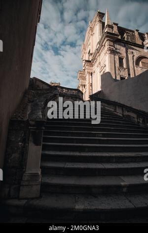 Ein vertikaler Treppenschuss zum Dominikanischen Kloster in einer mittelalterlichen Stadt in Dubrovnik, Kroatien Stockfoto