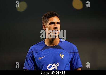 Raphael Varane aus Frankreich während eines Trainings im Al Sadd Sports Club in Doha, Katar. Foto: Dienstag, 6. Dezember 2022. Stockfoto