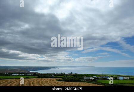 Der Himmel und die Küste blicken westlich von St. Agnes Beacon, Cornwall, Großbritannien – John Gollop Stockfoto