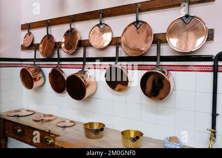 Altmodische Kupfertöpfe und Pfannen - John Gollop Stockfoto