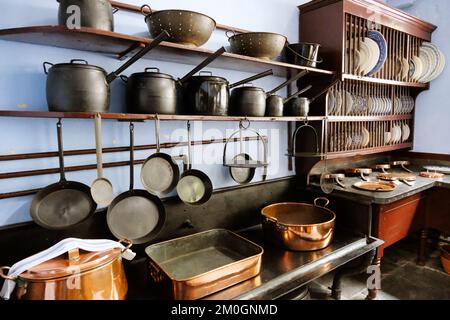 Altmodische Kupfertöpfe und Pfannen - John Gollop Stockfoto