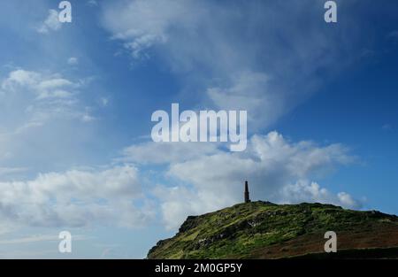 Das Heinz Memorial auf dem Cape Cornwall feiert das Bergbauerbe von Cornwall - John Gollop Stockfoto