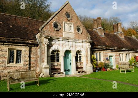 Altenheime in Milton Abbas, Dorset, Großbritannien - John Gollop Stockfoto