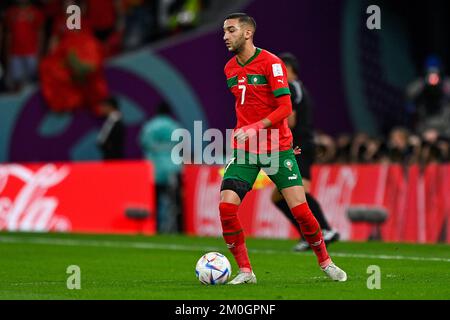 AL RAYYAN, KATAR - DEZEMBER 6: Hakim Ziyech von Marokko läuft mit dem Ball während der Runde 16 - FIFA Weltmeisterschaft Katar 2022 zwischen Marokko und Spanien im Education City Stadium am 6. Dezember 2022 in Al Rayyan, Katar (Foto von Pablo Morano/BSR Agency) Stockfoto