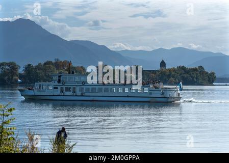 Fähre auf dem Weg zur Fraueninsel in Chiemsee, Gstadt, Chiemgau, Bayern, Deutschland, Europa Stockfoto