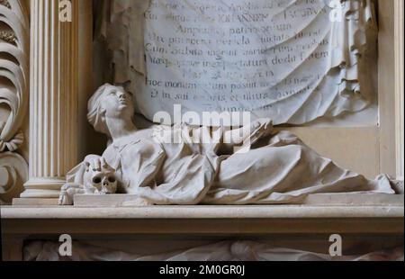 Ein Grab in der Milton Abbey Church, gewidmet der Familie Banks von Corfe Castle und Kingston Lacy, Dorset, Großbritannien - John Gollop Stockfoto