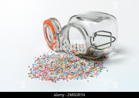 Liebesperlen, Nonpareils in Glasbehältern, Zuckerdekoration Stockfoto