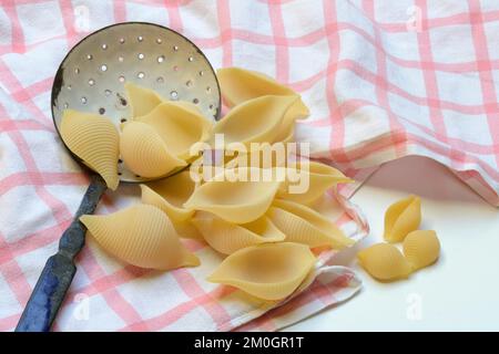 Conchiglione und kleine Conchiglie mit Siebkelle, Muschelpasta, Pasta Stockfoto