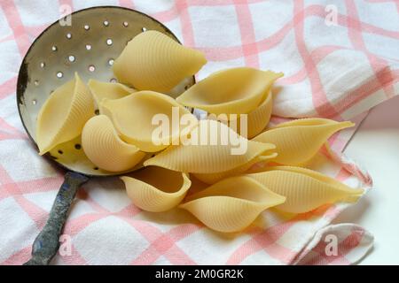 Conchiglione mit Siebkelle, Muschelpasta, Pasta Stockfoto