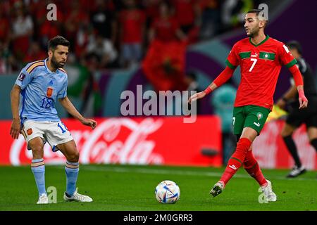 AL RAYYAN, KATAR - DEZEMBER 6: Jordi Alba von Spanien und Hakim Ziyech von Marokko während der Runde 16 - FIFA-Weltmeisterschaft Katar 2022 zwischen Marokko und Spanien im Education City Stadium am 6. Dezember 2022 in Al Rayyan, Katar (Foto: Pablo Morano/BSR Agency) Stockfoto