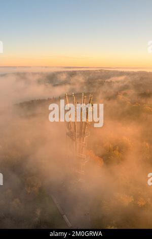 Schönbuchturm im Nebel bei Sonnenaufgang, Herrenberg, Deutschland, Europa Stockfoto